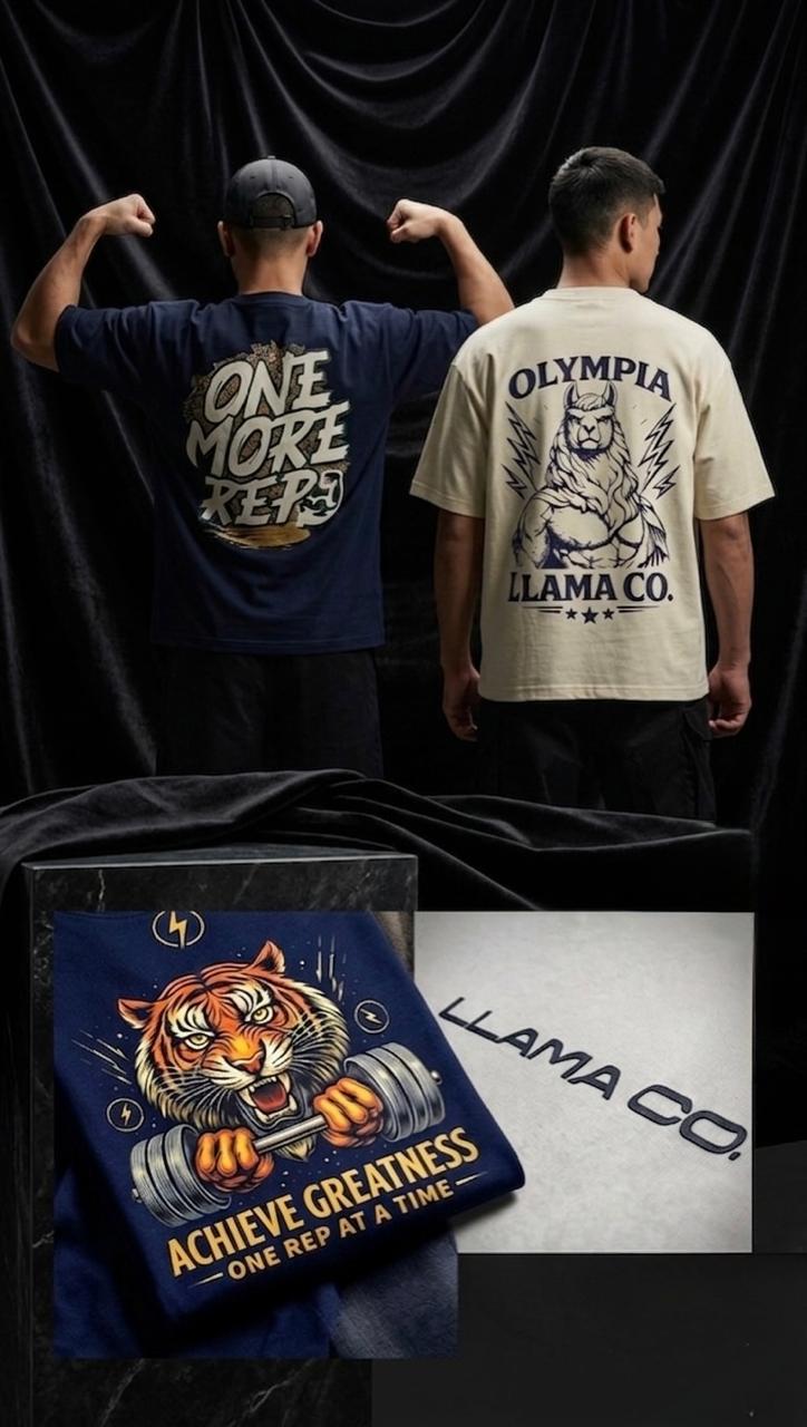 Dos modelos de espaldas usando poleras oversized Llama Co., una en azul marino con diseño "One More Rep" y otra en beige con diseño "Olympia Llama Co."